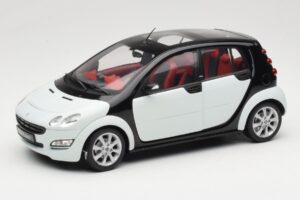 Smart Forfour Weiß Kyosho 1:18 0019141V001C01Q00 Druckguss