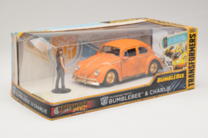 Volkswagen Beetle Bumblebee Transformers With Figure Metals Diecast 1:24 30114 Druckguss — Bild 2 von 3
