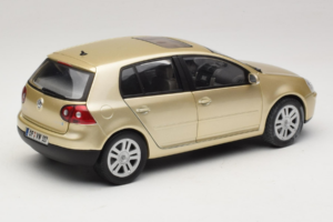 Volkswagen Golf Mk5 Light Bronze Metallic Bburago 1:18 09930201W Druckguss — Bild 3 von 8