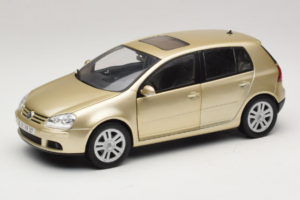 Volkswagen Golf Mk5 Light Bronze Metallic Bburago 1:18 09930201W Druckguss