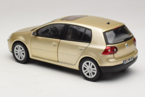 Volkswagen Golf Mk5 Light Bronze Metallic Bburago 1:18 09930201W Druckguss — Bild 7 von 8