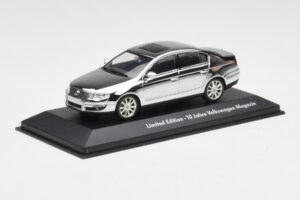 Volkswagen Passat B6 Chrome Silver 10 Years Volkswagen Magazine Minichamps 1:43 PASSAT004 Druckguss — Bild 2 von 4