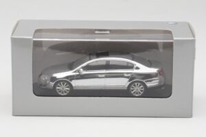 Volkswagen Passat B6 Chrome Silver 10 Years Volkswagen Magazine Minichamps 1:43 PASSAT004 Druckguss — Bild 4 von 4