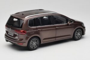 Volkswagen Touran 5T Braun Paudi Model 1:18 ZVE000003BRA Druckguss — Bild 3 von 8