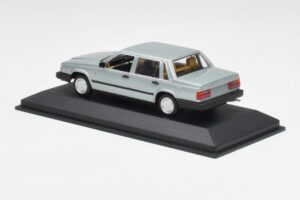 Volvo 240 GL Silber Metallic Minichamps 1:43 940171402 Druckguss — Bild 3 von 4