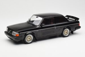 Volvo 240 Turbo Schwarz Custom IXO 1:18 18CMC178 Druckguss