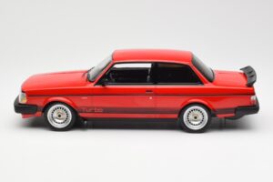 Volvo 240 Turbo Rot Custom IXO 1:18 18CMC177 Druckguss — Bild 3 von 5