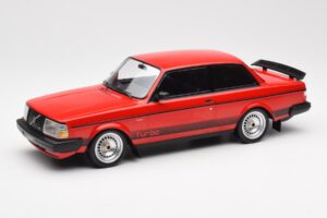 Volvo 240 Turbo Rot Custom IXO 1:18 18CMC177 Druckguss