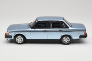 Volvo 244 Turbo Hellblau DNA 1:18 DNA000135 Druckguss — Bild 3 von 6