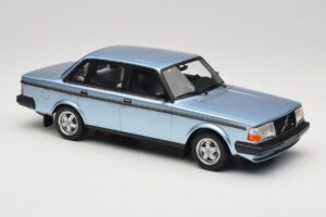Volvo 244 Turbo Hellblau DNA 1:18 DNA000135 Druckguss — Bild 4 von 6