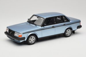 Volvo 244 Turbo Hellblau DNA 1:18 DNA000135 Druckguss