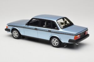 Volvo 244 Turbo Hellblau DNA 1:18 DNA000135 Druckguss — Bild 5 von 6