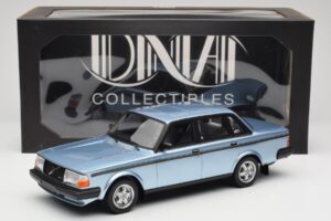 Volvo 244 Turbo Hellblau DNA 1:18 DNA000135 Druckguss — Bild 6 von 6