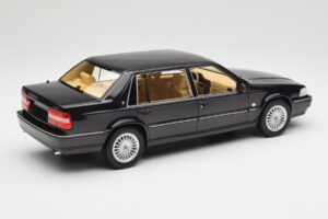 Volvo S90 Royal Violet DNA 1:18 DNA000089 Druckguss — Bild 2 von 6